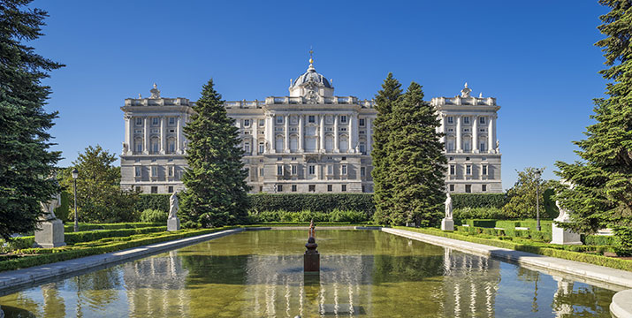 Jardines de Sabatini y estanque frente al Palacio Real de Madrid