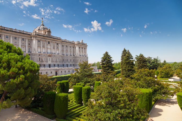 Vista lateral de los Jardines de Sabatini junto al Palacio Real