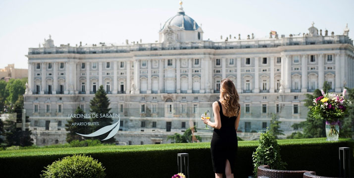 Terraza de Aparto Suites Sabatini con vistas al Palacio Real de Madrid