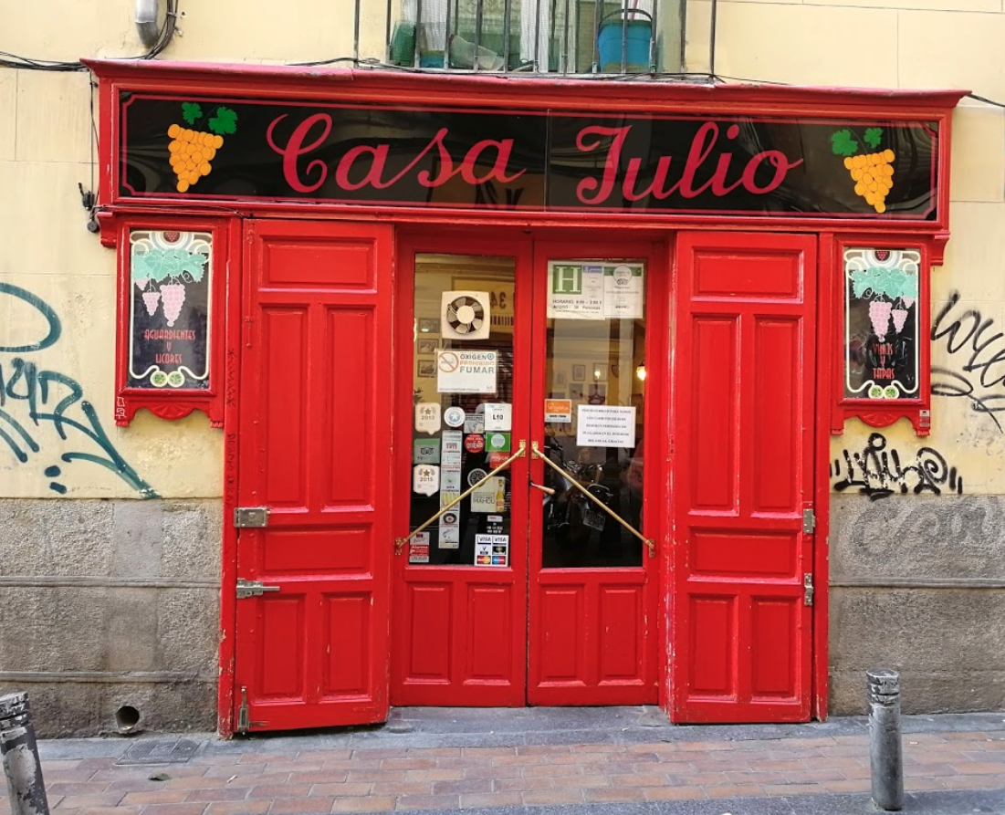 Fachada de Casa Julio donde venden unas de las mejores croquetas de Madrid